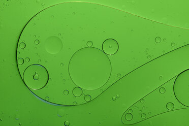 Öl und Wasser vor grünem Hintergrund - MJOF000163