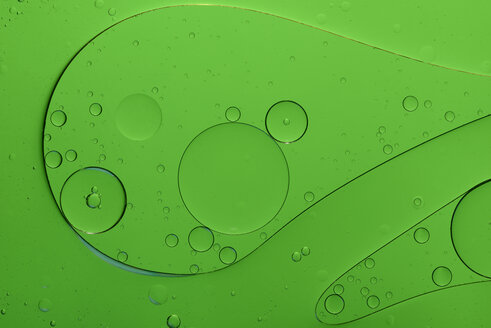 Oil and water in front of green background - MJOF000163