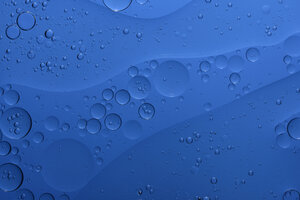 Oil and water in front of blue background - MJOF000165
