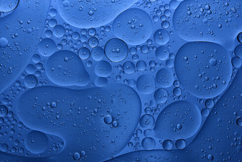 Oil and water in front of blue background - MJOF000166