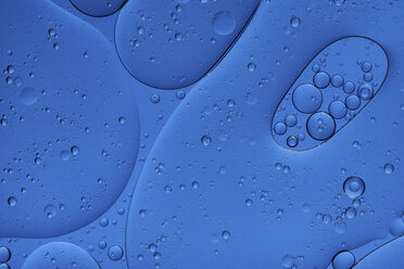 Öl und Wasser vor blauem Hintergrund - MJOF000167