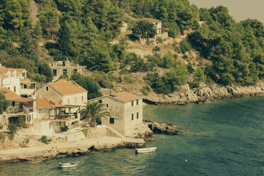 Kroatien, Insel Hvar, Häuser an der Küste - MEMF000004