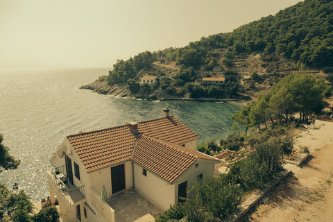 Kroatien, Insel Hvar, Haus an der Küste, lizenzfreies Stockfoto