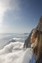 Österreich, Steiermark, Ramsau am Dachstein, Dachsteingebirge, Frau schaut gegen die Sonne - GFF000471