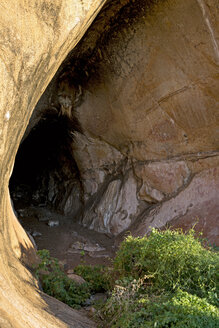 Afrika, Namibia, Erongo-Gebirge, Eingang der Paula-Höhle - HLF000547