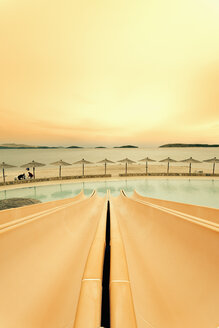 Kroatien, Sibenik, Sonnenschirme, Schwimmbad einer Hotelanlage, Abendstimmung - MEMF000158