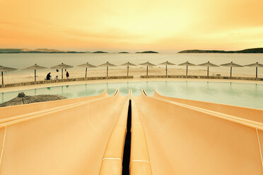 Kroatien, Sibenik, Sonnenschirme, Schwimmbad einer Hotelanlage, Abendstimmung - MEMF000159