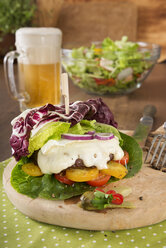 Rindfleisch-Burger mit Camembert und einem Glas Bier - CSTF000365