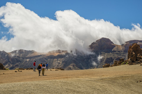 Spanien, Kanarische Inseln, Teneriffa, Teide-Nationalpark, Vulkanlandschaft, Menschen am Aussichtspunkt, lizenzfreies Stockfoto