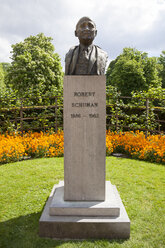 Belgien, Brüssel, Parc du Cinquantenaire, Büste des Politikers Robert Schumann - WIF000667