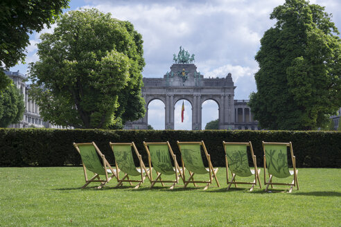 Belgien, Brüssel, Parc du Cinquantenaire, Triumphbogen, leere Liegestühle - WIF000674