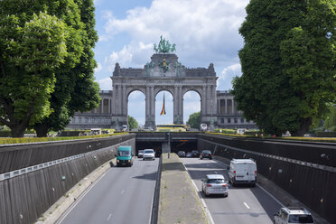 Belgium, Brussels, Parc du Cinquantenaire, Triumphal Arch and street - WIF000675