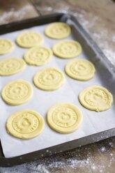 Mandelplätzchen mit einem Herz und Text auf einem Backblech - HAWF000183