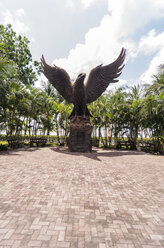 Indonesien, Riau-Inseln, Bintan, Insel Nikoi, Adlerskulptur am Fährhafen - THAF000370