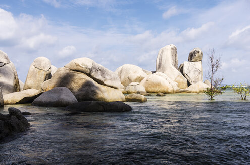 Indonesien, Riau-Inseln, Bintan, Insel Nikoi, ausgewaschene Granitblöcke - THAF000357