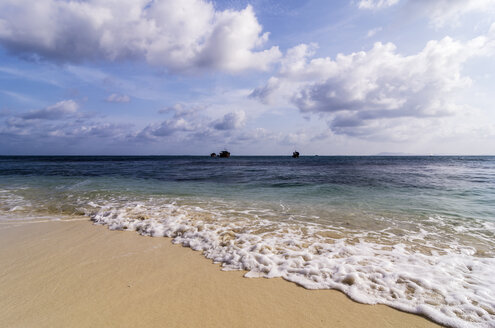 Indonesien, Riau-Inseln, Bintan, Insel Nikoi, Strand mit Fischerbooten im Hintergrund - THAF000358