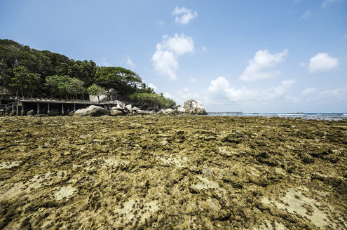 Indonesien, Riau Inseln, Bintan, Insel Nikoi, Strand mit Granitfelsen und Korallenriff - THAF000373