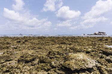 Indonesien, Riau Inseln, Bintan, Insel Nikoi, Strand mit Granitfelsen und Korallenriff - THAF000360