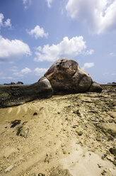 Indonesien, Riau-Inseln, Bintan, Insel Nikoi, Strand mit Granitblöcken - THAF000362