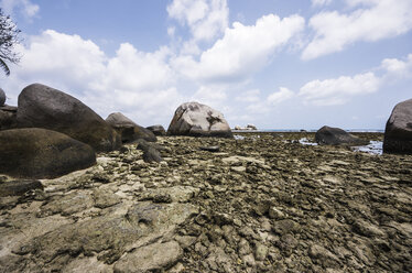 Indonesien, Riau-Inseln, Bintan, Insel Nikoi, Strand mit Granitblöcken - THAF000363