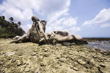 Indonesien, Riau-Inseln, Bintan, Insel Nikoi, Strand mit Granitblöcken - THAF000364