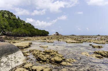 Indonesien, Riau-Inseln, Bintan, Insel Nikoi, Strand mit Granitblöcken - THAF000365
