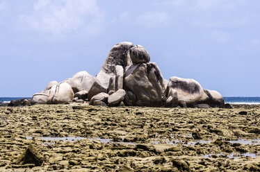 Indonesien, Riau-Inseln, Bintan, Insel Nikoi, Grnait-Felsen am Strand - THAF000366