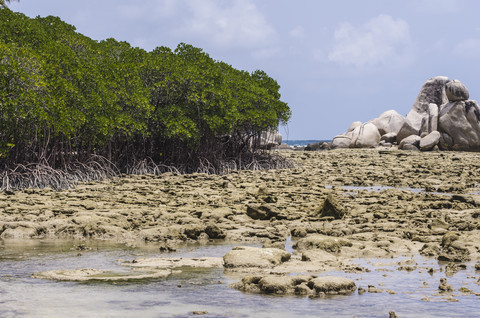 Indonesien, Riau-Inseln, Bintan, Insel Nikoi, Grnait-Felsen am Strand, lizenzfreies Stockfoto
