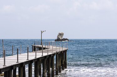 Indonesien, Riau-Inseln, Bintan, Insel Nikoi, Steg und Meer - THAF000342