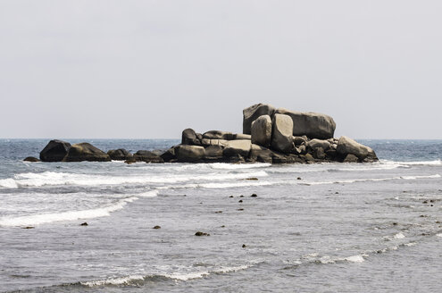 Indonesien, Riau Inseln, Bintan, Insel Nikoi, Granitfelsen am Strand - THAF000343