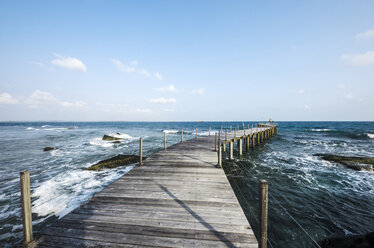 Indonesien, Riau-Inseln, Bintan, Insel Nikoi, Steg und Meer - THAF000374