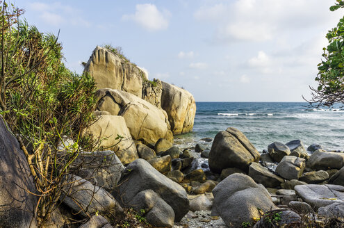 Indonesien, Riau-Inseln, Bintan, Insel Nikoi, Felsenstrand und Meer - THAF000345