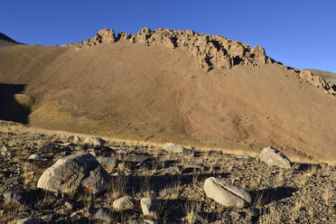 Iran, Mazandaran, Alam Kuh Gebiet, Takht-e Suleyman Massiv, Alborz Gebirge, erodierter Berg im Hezarsham Tal - ES001140