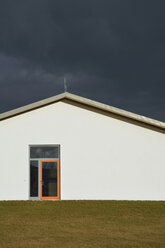 Deutschland, Bayern, Aschheim, Hausfassade mit orangefarbenem Türrahmen - AXF000669
