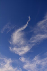 Deutschland, Bayern, Weiße Wolken und blauer Himmel - AXF000678