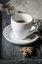 Tasse Kaffee und Reste von Schokoladenkeksen auf grauem Holz - SAR000630