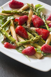 Gericht mit Salat von grünem und weißem Spargel, Rucola und Erdbeeren - SARF000632