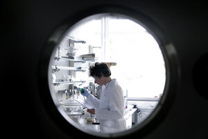 Chemikerin bei der Arbeit im Labor durch Spionageöffnung beobachtet - SGF000708