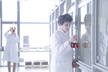 Zwei Chemikerinnen arbeiten im Labor - SGF000703