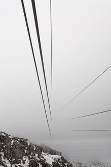 Österreich, Tirol, Innsbruck, Stahlseile der Hungerburgbahn verschwinden im Hochnebel - GFF000490