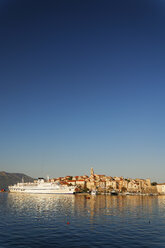 Kroatien, Dubrovnik-Neretva, Insel Korcula, Korcula, Stadtbild und Hafen am Abend - GF000492