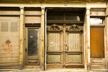 Germany, Saxony, Goerlitz, part of facade of abandoned shop - WGF000297