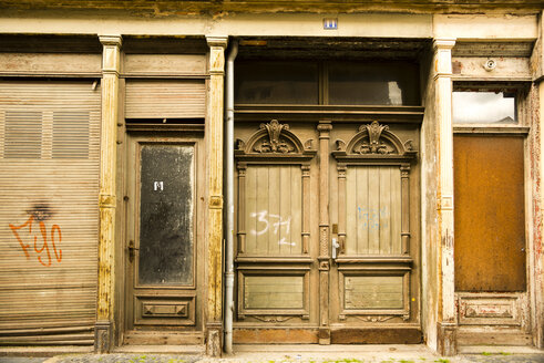 Deutschland, Sachsen, Görlitz, Teil der Fassade eines verlassenen Geschäfts - WGF000297