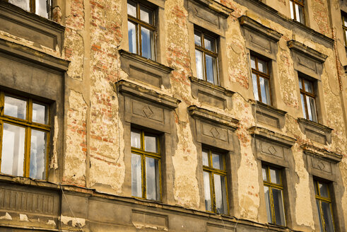 Deutschland, Sachsen, Görlitz, Teil der Fassade eines verlassenen Mehrfamilienhauses - WGF000298