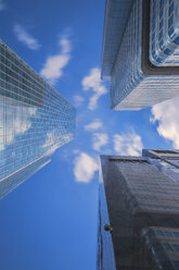 Deutschland, Hessen, Frankfurt, Silberturm und Skyper, Blick von unten - TIF000047