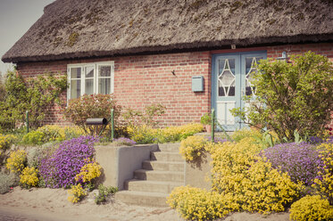 Deutschland, Mecklenburg-Vorpommern, Rügen, Landhaus und blühende Blumen - MJF001205