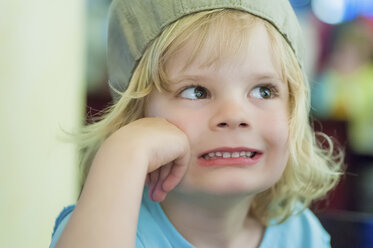 Blond boy wearing cap pulling faces - MJF001192