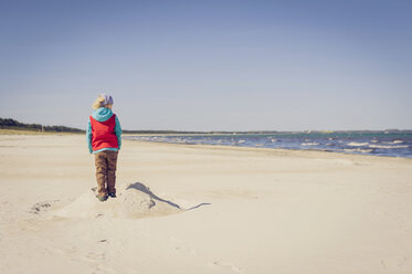 Germany, Mecklenburg-Western Pomerania, Ruegen, Schaabe, Boy on sandy beach - MJF001215