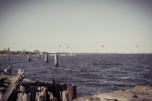 Deutschland, Mecklenburg-Vorpommern, Rügen, Kitesurfer in Dranske - MJF001232