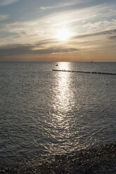 Deutschland, Mecklenburg-Vorpommern, Rügen, Dranske, Ostsee bei Sonnenuntergang - MJF001262